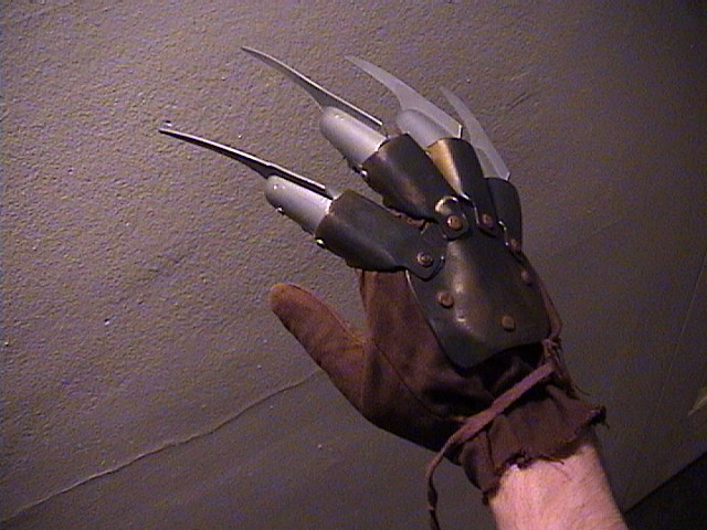 costume Freddy Krueger glove &mdash; back
