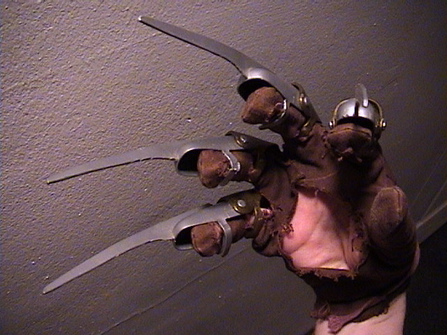 costume Freddy Krueger glove &mdash; head-on